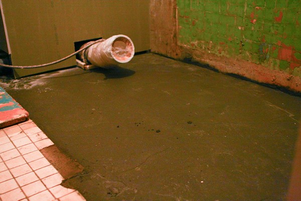 Лучше всего поддон устанавливать на бетонный пол, стяжку