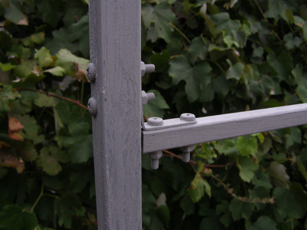 Металлический каркас покрыт грунтовкой