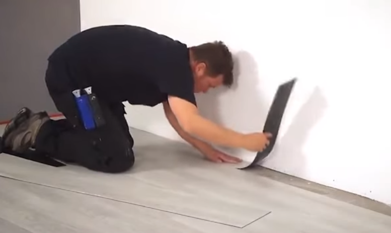 Между ПВХ плиткой и стеной лучше оставить маленький компенсационный зазор