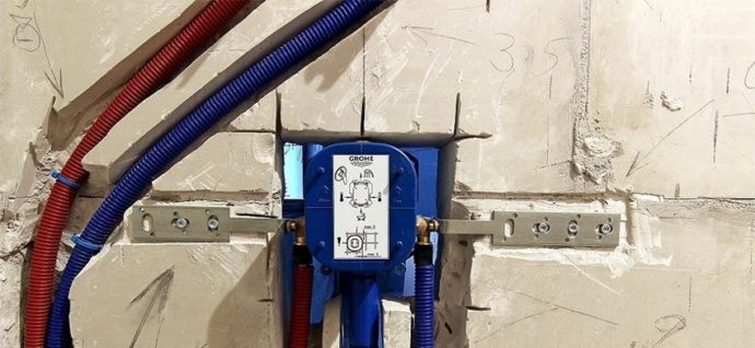 Монтажный короб смесителя должен быть жестко закреплен в стене