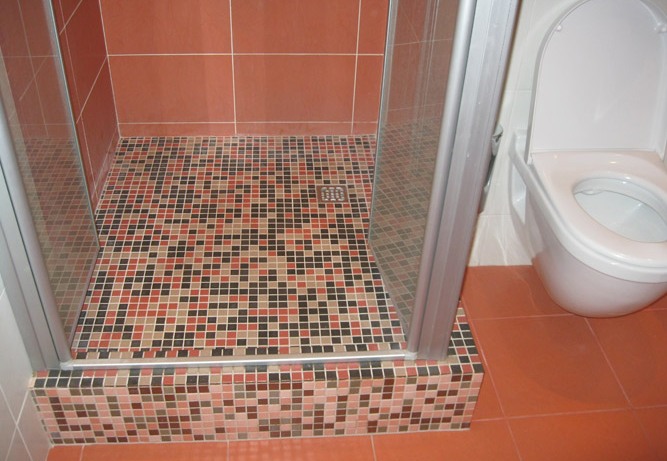 Мозаичная плитка на полу душевой кабины