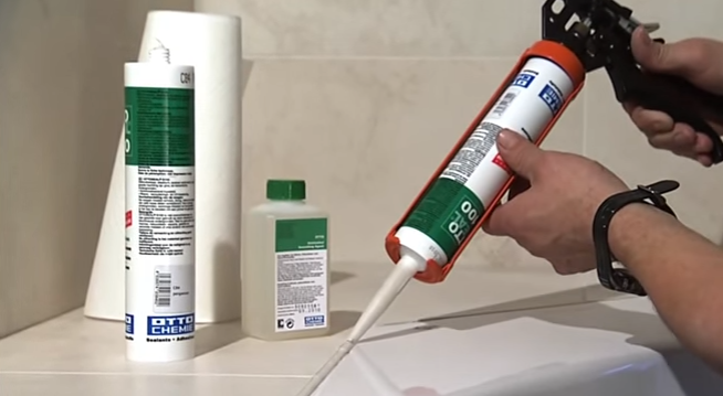 Можно нанести герметик на стык чаши и тумбы