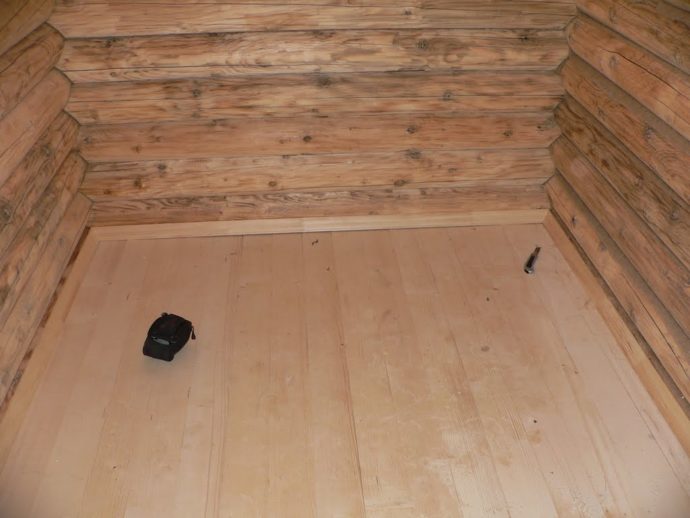 На деревянный пол лучше устанавливать поддоны с наименьшим весом