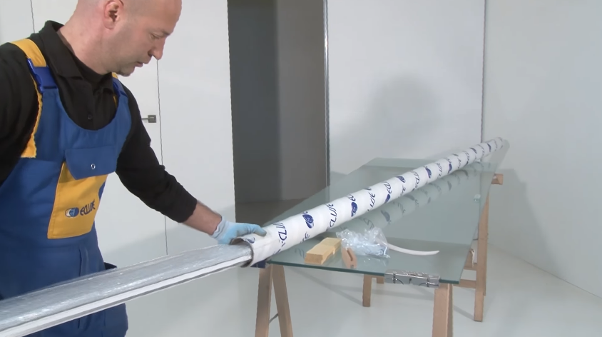 На фото мастер достает комплект фурнитуры