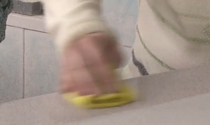 На фото мастер протирает столешницу