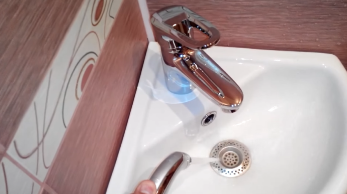 На фото смеситель и лейка