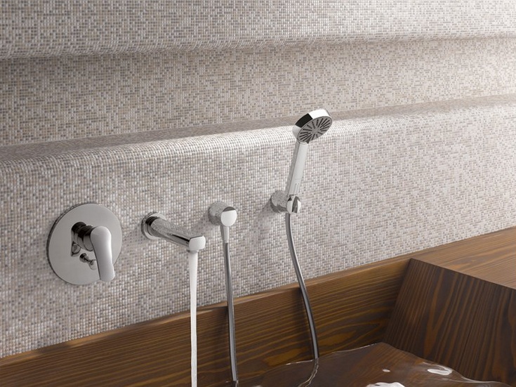 На фото встраиваемый смеситель