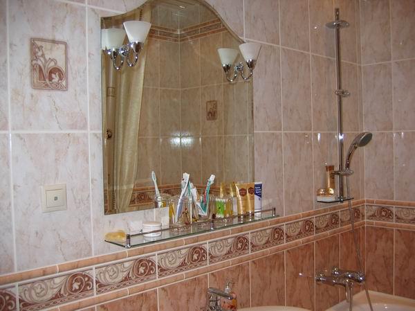 На фото зеркало в ванной комнате с бра