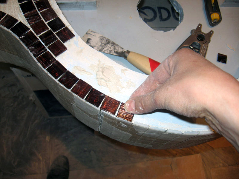 На криволинейных участках удобнее выкладывать мозаику поштучно