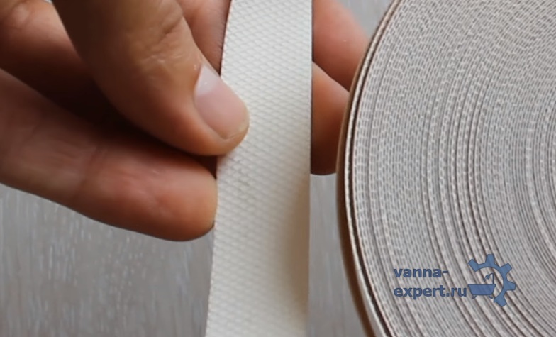 На кромку нанесена клеевая основа