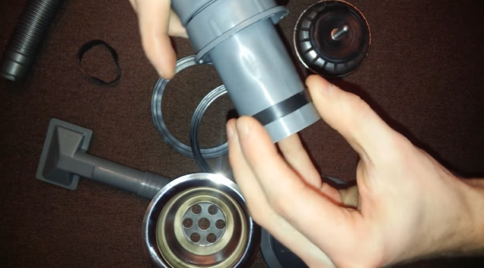 На патрубок надеваем зажимную гайку и уплотнитель