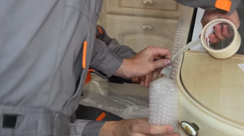 На период работ шкафчики лучше закрыть пленкой