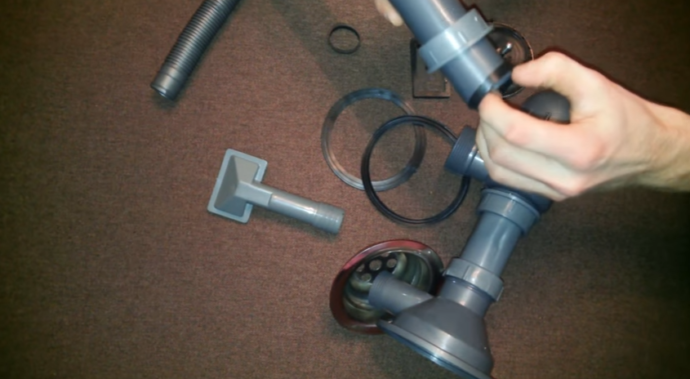 На трубку надеваем гайку и уплотнитель