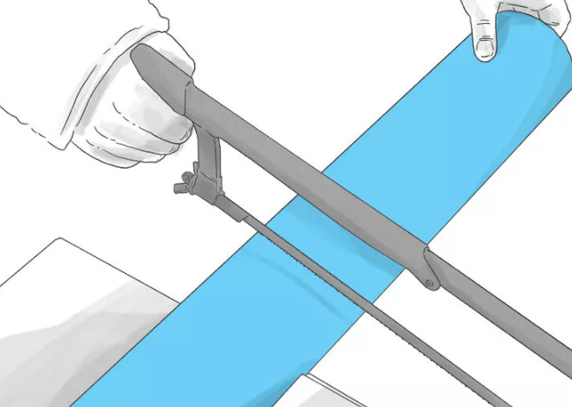 Начните распил, внимательно следя за процессом, чтобы ножовка не уходила от отметки, которую вы поставили на трубе изначально