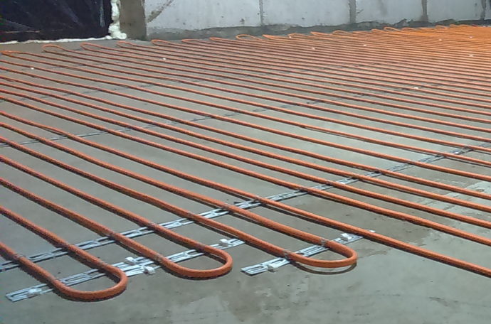 Нагревательный кабель на полу - фото