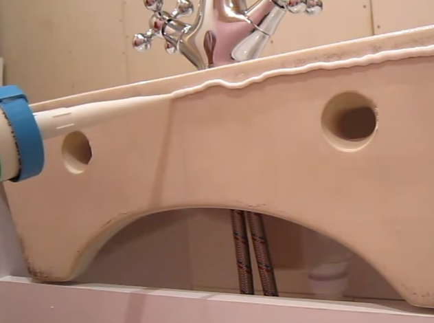 Нанесение герметика на тыльную сторону раковины