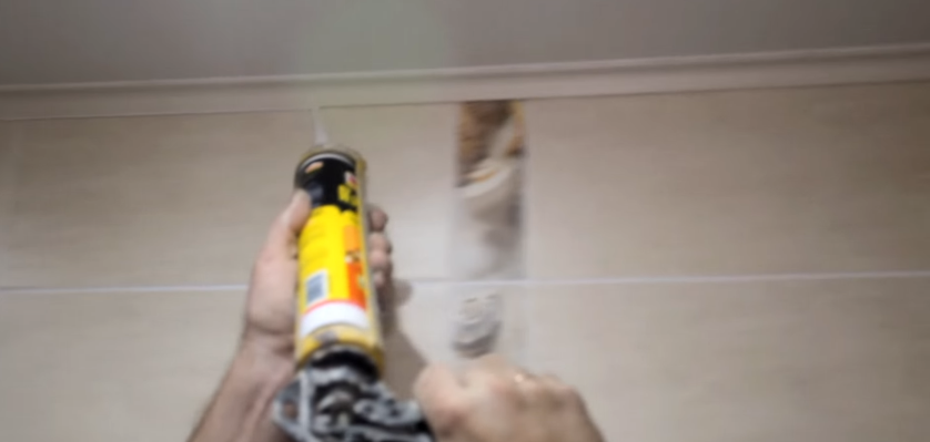 Нанесение герметика по нижнему краю