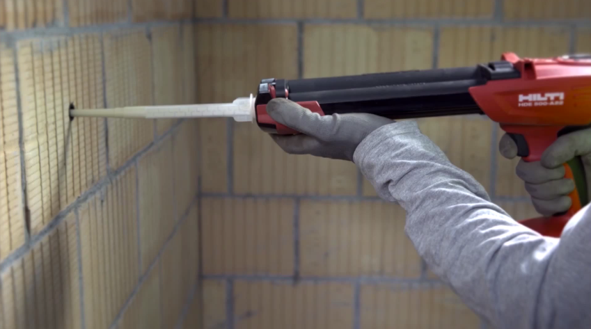 Нанесение химического анкера