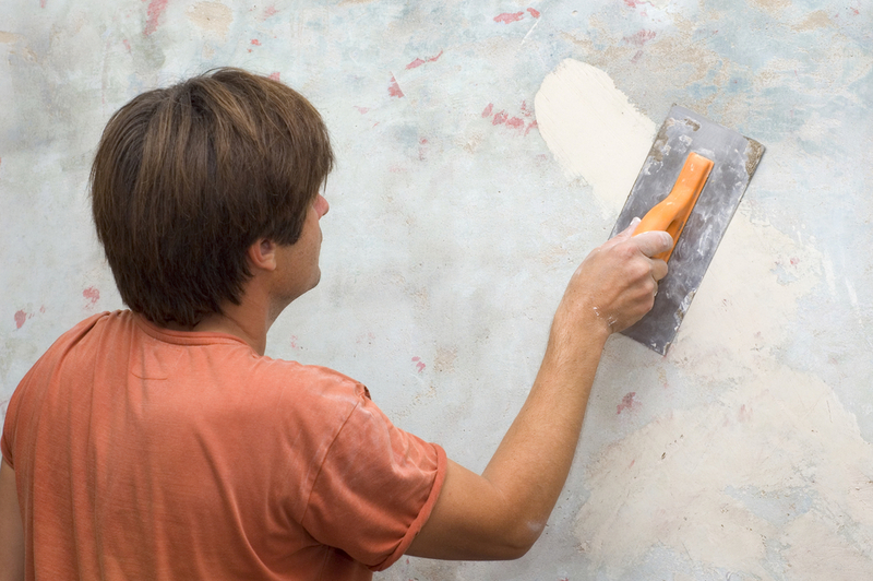 Нанесение штукатурки шпателем