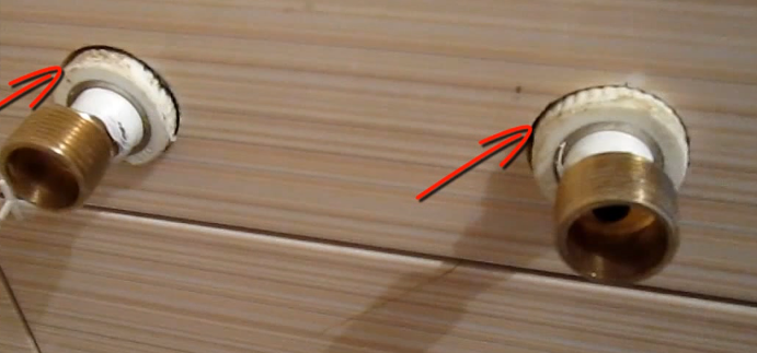 Нанесите герметик вокруг водорозеток, чтобы за плитку не попадала вода