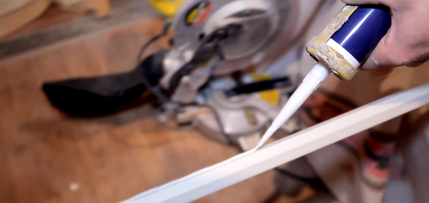 Нанесите клей