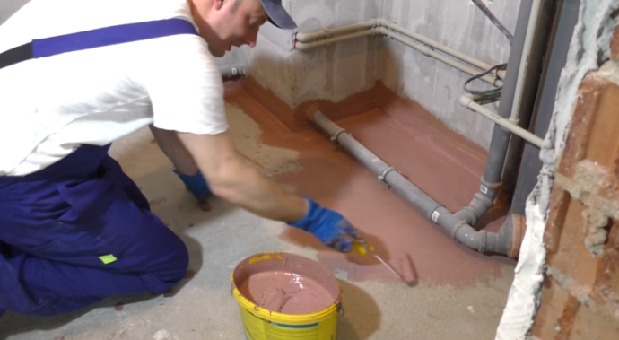 Нанесите мастику на пол