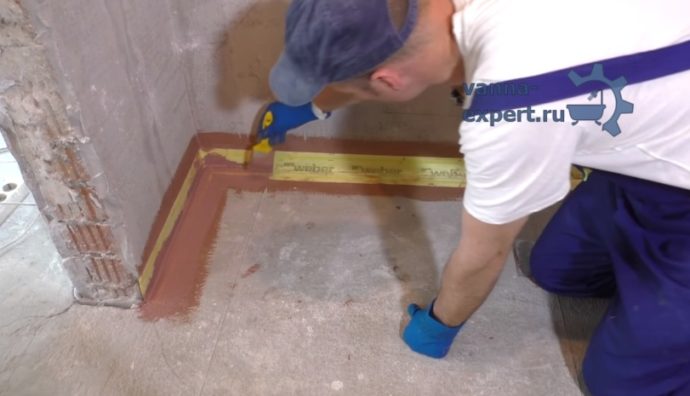 Нанесите слой мастики на ленту