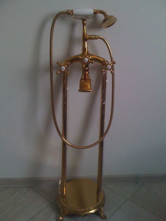 Напольный смеситель для ванной