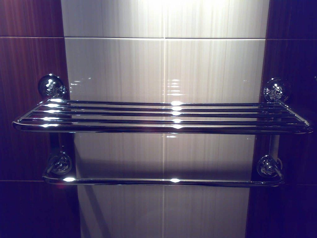 Настенная полка на присосках – простой вариант, который можно установить без сверления отверстий