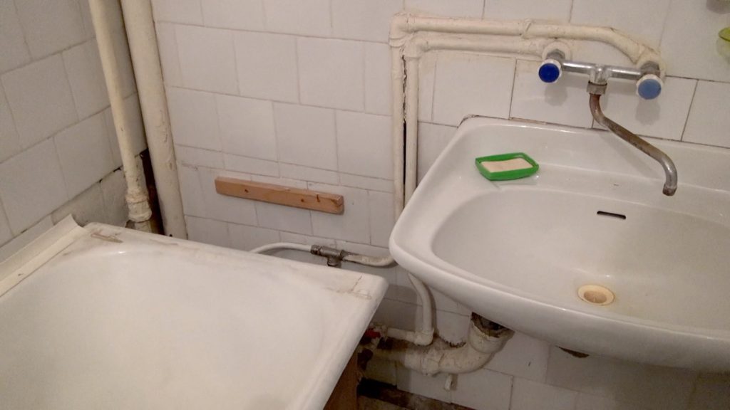 Настенный смеситель над раковиной