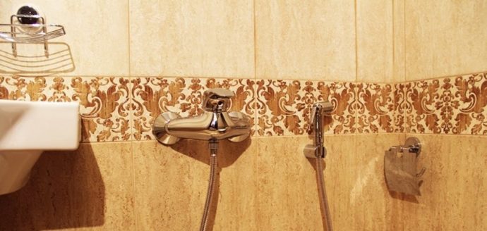 Настенный смеситель с гигиеническим душем