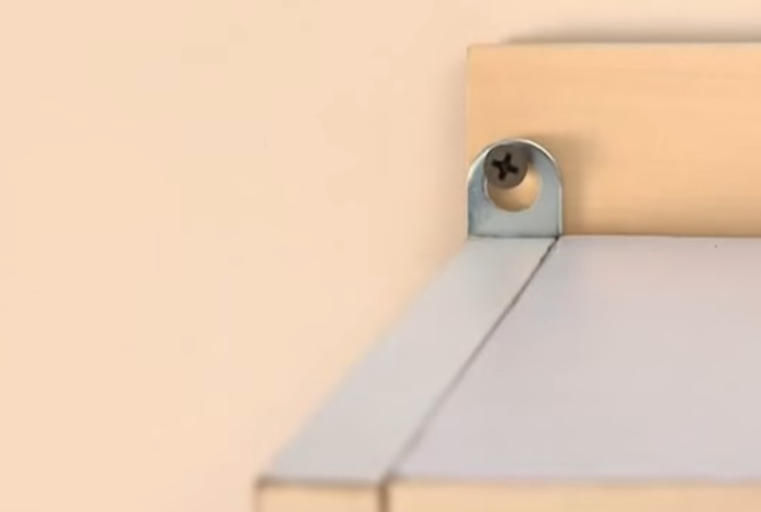 Навешивание полки на вкрученные не до конца саморезы