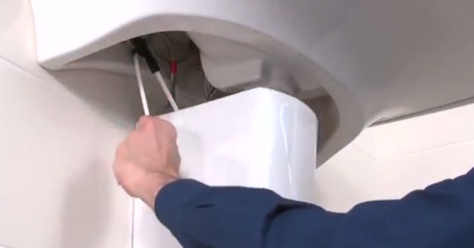 Нужно протягивать тросики и поднимать полупьедестал