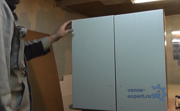 Нужно закрыть дверцы и посмотреть на зазоры