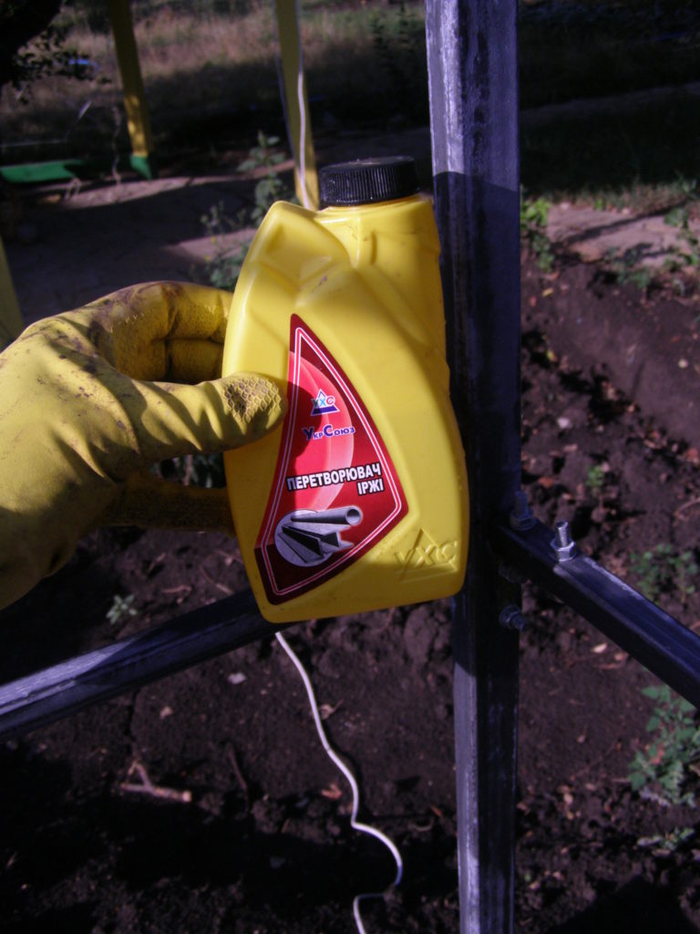 Обработка металлического каркаса преобразователем ржавчины