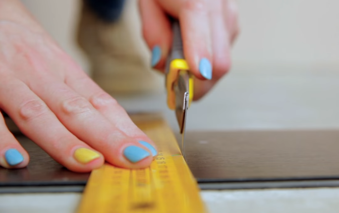 Обрежьте последнюю плитку первого ряда по длине с учетом зазора 5 мм