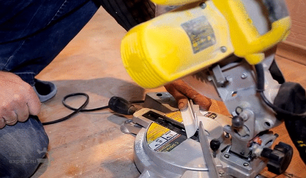 Обрезка торцов плинтуса