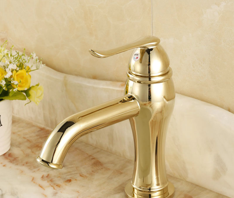 Однорычажный смеситель золотистого цвета