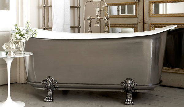 Огромная чугунная ванна