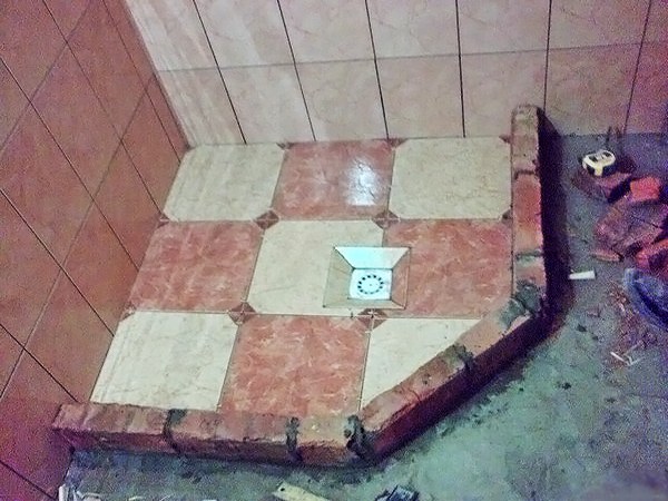 Отделку плиткой начинают от сливного отверстия