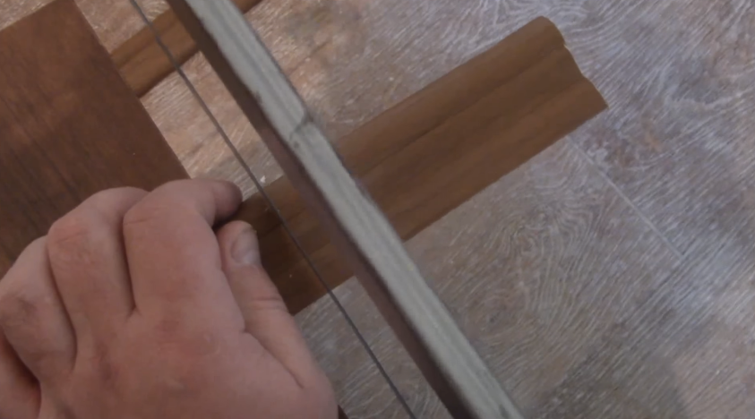 Отпиливаем плинтус