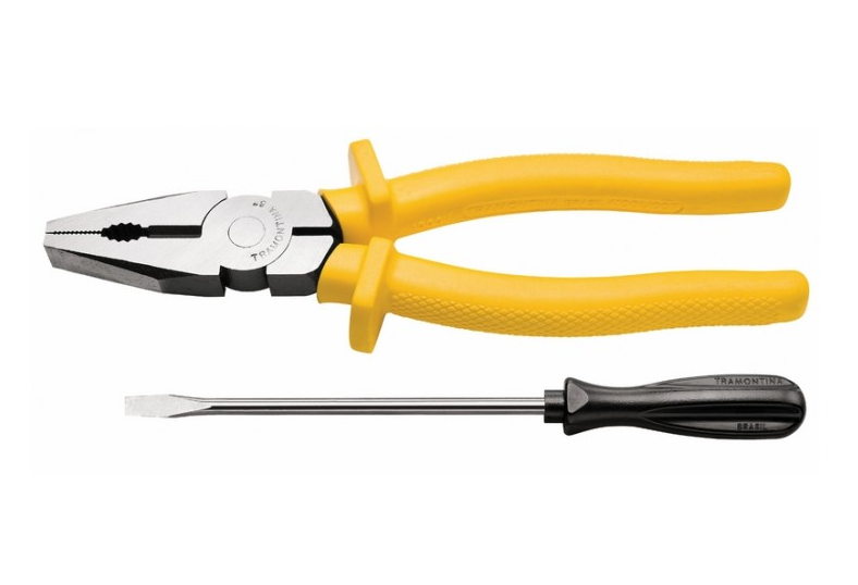 Отвертка и плоскогубцы