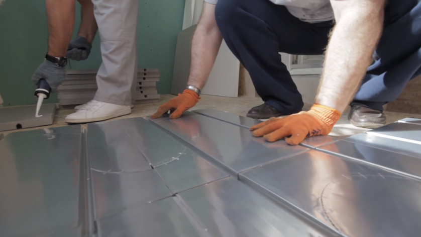 Пластины плотно прижимают к полу