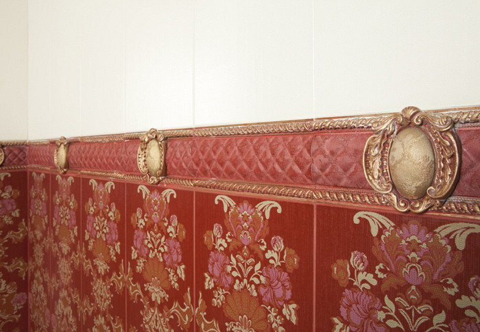 Плитка имитирует обои и текстильное полотно