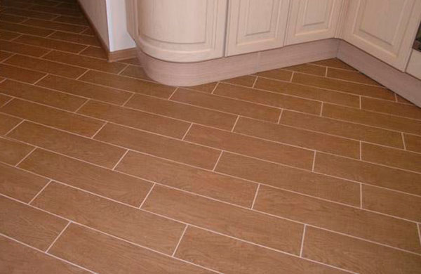 Плитка под дерево уложена по диагонали со смещением