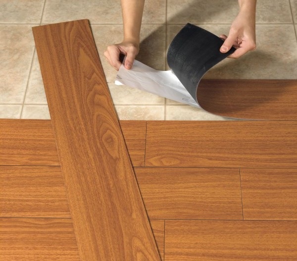 Плитку ПВХ легко укладывать своими руками