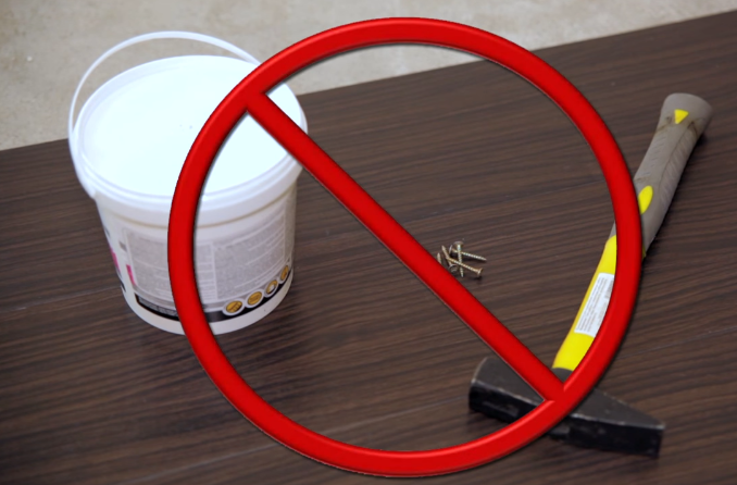 Плитку не нужно крепить к полу клеем или саморезами