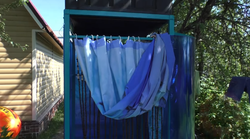 Под шторкой висят вертикальные нити с деревянными бусинами