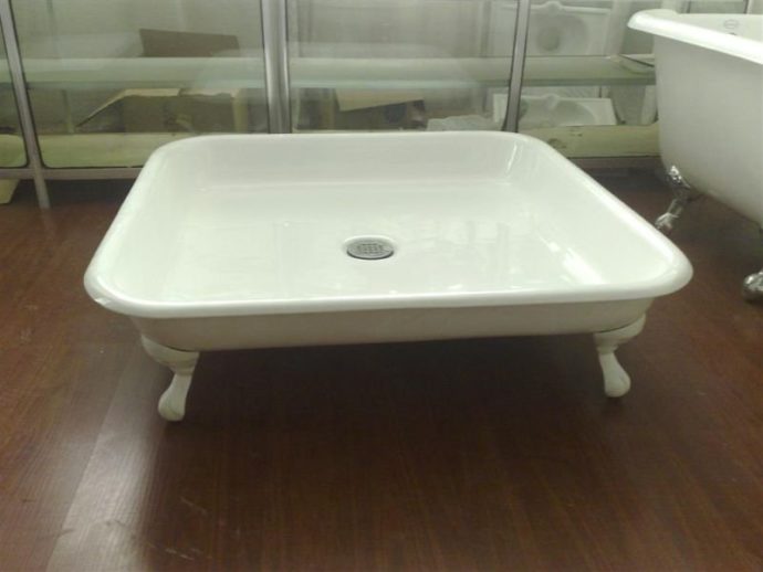 Поддон из чугуна обычно стоит недешево