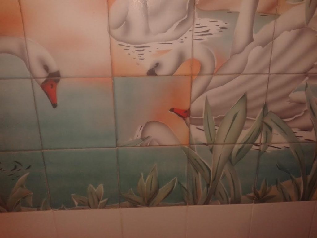 Подобных ошибок невозможно допустить, работая с однотонной плиткой